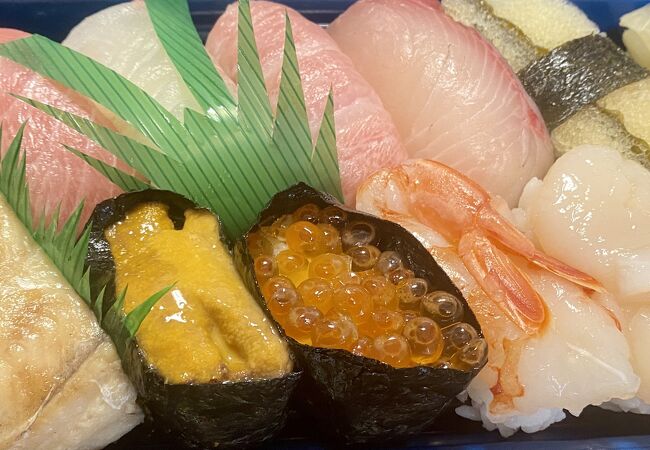 タイムサービスを狙えば美味しいお寿司や鮮魚が半額でいただけます。