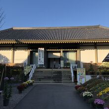 入り口は向かって右横