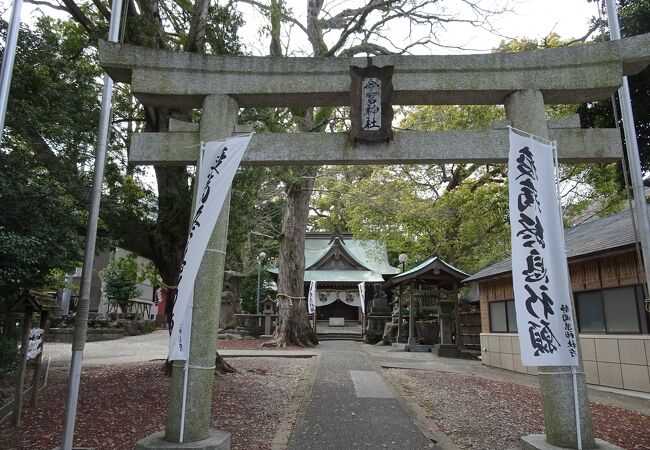 小学校のとなりにあります。