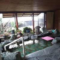 立派な露天風呂は、熱いお湯が出ているので、マットがあります。