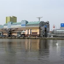 釧路川側からパチリ…奥の黄色い建物が宿泊先のANAホテル