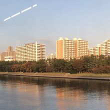 夕焼けに染まる住宅