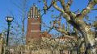 掌を象った結婚記念塔