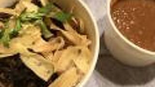 レストラン内で食べるのとほぼ同じメニューでテイクアウト可能