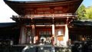 本社社殿の周りの朱色の回廊