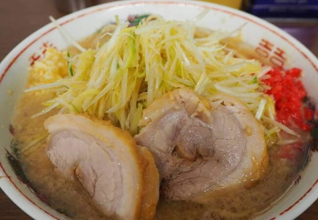 二郎 関内 ラーメン 【ラーメン二郎 横浜関内】ジロリアンから熱い支持を受ける人気店！「食べログ百名店」にも選ばれたその絶品二郎ラーメンを味わう！＊ルール解説あり！