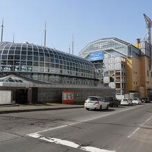 建物の釧路駅側からもパチリ…建物越えて右手がANAホテル