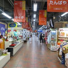 土産物屋さんが並ぶ中に…