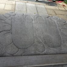 門にある足跡と雲