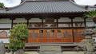 門にある大きな足跡