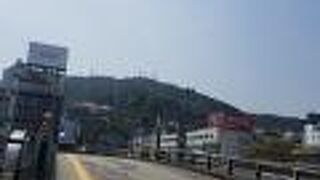 徳島市、新町川にかかる橋の一つ