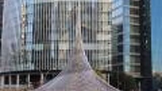 背後のビル群に囲まれている感じ