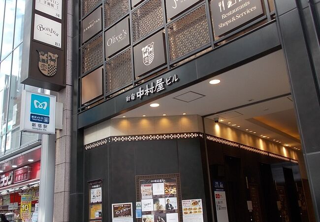 新宿中村屋ビルの中にあります。