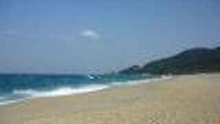 長く広い白い砂浜はとても綺麗