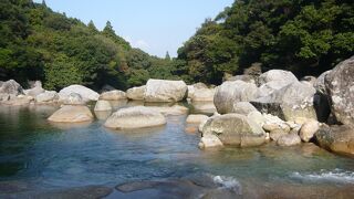 花崗岩が折り重なった綺麗な渓谷