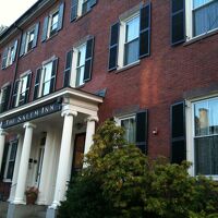 チェックインは本館で