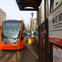 県庁前駅と市内電車JR松山駅行き