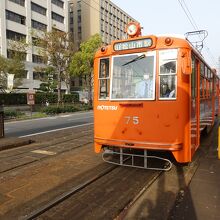 松山市駅行きのちょっとレトロなタイプの車両