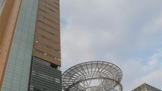 駅前にそびえる