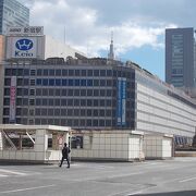 京王電鉄新宿駅構内にあります。