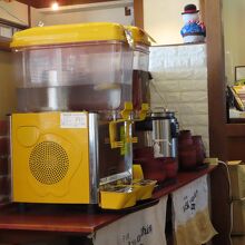 ドリンクは麦茶とレモン水なら無料です