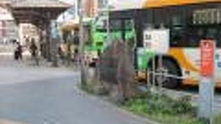 バス乗り場ロータリーの中にあります