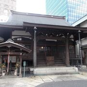 新宿の常円寺に隣接しています。