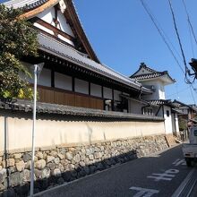 庫裏の隣に太鼓楼が見えます