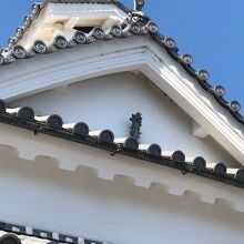 上層の大きな煙出しと魔よけの鬼瓦が特徴