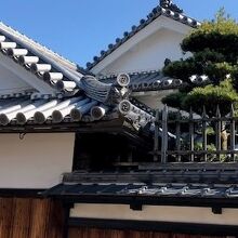 忍び返しと屋根の上には魔よけの鬼瓦が