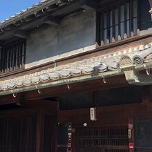 青っぽい壁が古さを感じます