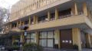 新宿中央公園の中にあります。