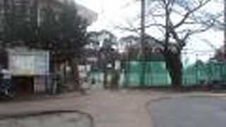 哲学堂公園内にあります。