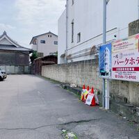 グループホテルと兼用の無料駐車場