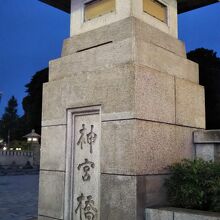 明治神宮の雰囲気にあった、立派な橋ですね。