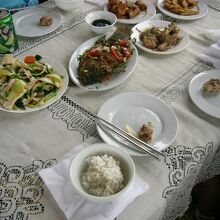 米飯にｲｶと野菜の炒め物,焚いた牛肉,揚げ春巻き 等々