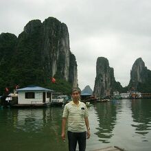 奇岩群と水上集落をﾊﾞｯｸに