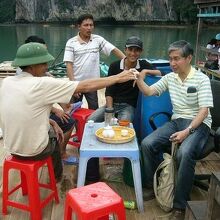 いかだでこしらえた水上集落上で おいしいﾍﾞﾄﾅ茶をよばれる