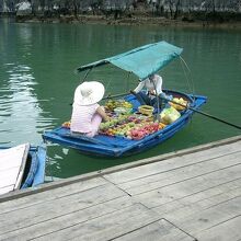 野菜類を満載した小舟が寄って来て売リ買い