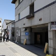 駐車場は別棟の屋内駐車場、少し狭め、宿泊者は1泊千円