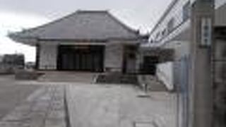 新井白石の墓があります。