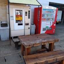 飲料の自販機の横に今はレアとなった麺類の自販機がある