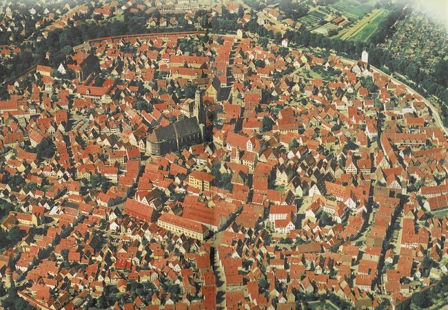 ネルトリンゲン旧市街：14世紀の市城壁が、5つの市門、11の塔と共に、今もほぼ完全に保存され、この城塞都市をぐるりと囲んでいる。