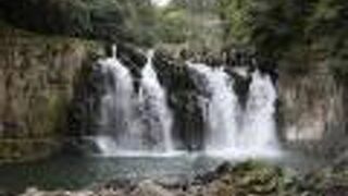 「日本の滝100選」にも選ばれた名瀑。大滝、男滝、女滝の3つの滝から構成されています。