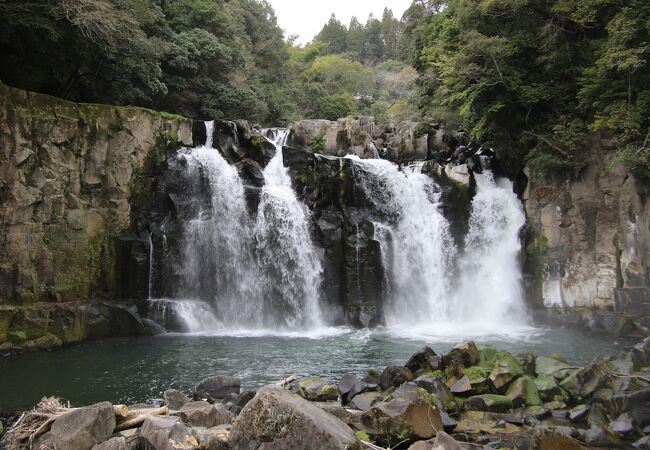「日本の滝100選」にも選ばれた名瀑。大滝、男滝、女滝の3つの滝から構成されています。