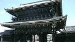 “門”というより建物