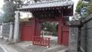 山門が印象的です。