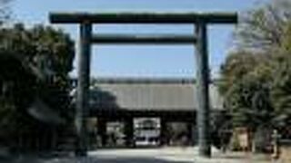 第一鳥居と神門の間