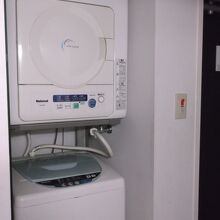 洗濯機、乾燥機も各室にあるので長期滞在も可能。