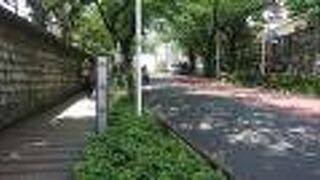 なかなか趣のある坂道